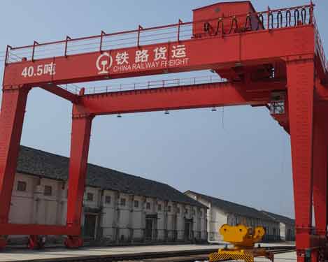 GMJ型雙梁門(mén)式集裝箱起重機(jī)..jpg